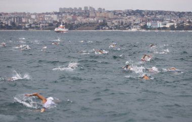 İSTANBUL, TURKEY - 18 Ekim 2020: İstanbul Sprint Triatlonu 'nun yüzme bileşenlerinde yarışan sporcular