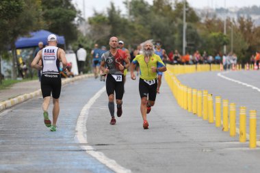 İSTANBUL, TURKEY - 18 Ekim 2020: İstanbul Sprint Triatlonunun koşu bileşenlerinde yarışan sporcular