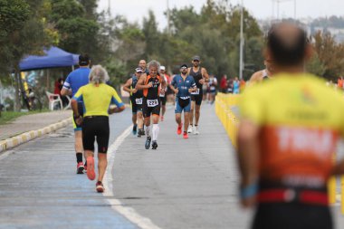 İSTANBUL, TURKEY - 18 Ekim 2020: İstanbul Sprint Triatlonunun koşu bileşenlerinde yarışan sporcular