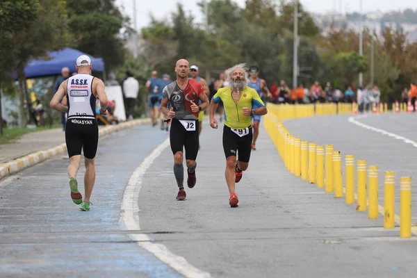 İSTANBUL, TURKEY - 18 Ekim 2020: İstanbul Sprint Triatlonunun koşu bileşenlerinde yarışan sporcular