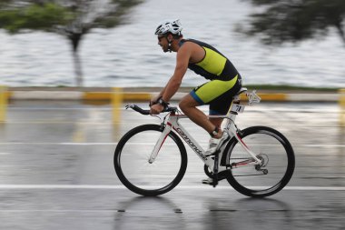 İSTANBUL, TURKEY - 18 Ekim 2020: İstanbul Sprint Triatlonunun bisiklet bileşeninde tanımlanamayan sporcu