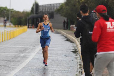 İSTANBUL, TURKEY - 18 Ekim 2020: İstanbul Sprint Triatlonunun koşu bileşenlerinde yarışan tanımlanamayan sporcu