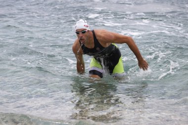 İSTANBUL, TURKEY - 18 Ekim 2020: İstanbul Sprint Triatlonunun yüzme bileşeninde tanımlanamayan sporcu