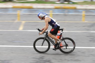 İSTANBUL, TURKEY - 18 Ekim 2020: İstanbul Sprint Triatlonunun bisiklet bileşeninde tanımlanamayan sporcu