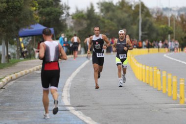 İSTANBUL, TURKEY - 18 Ekim 2020: İstanbul Sprint Triatlonunun koşu bileşenlerinde yarışan sporcular