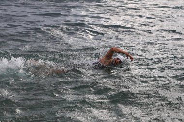 İSTANBUL, TURKEY - 18 Ekim 2020: İstanbul Sprint Aquathlon 'unun yüzme bileşeninde tanımlanamayan sporcu