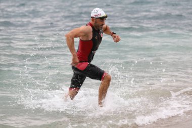 İSTANBUL, TURKEY - 18 Ekim 2020: İstanbul Sprint Aquathlon 'unun yüzme bileşeninde tanımlanamayan sporcu