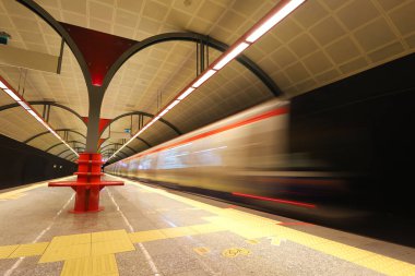 Motin Blured Metro İstasyonda Hareket Ediyor
