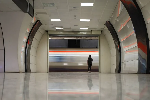 Motin Blured Metro Mueve Una Estación —  Fotos de Stock