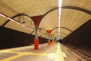 Boş bir metro istasyonunun iç görünümü
