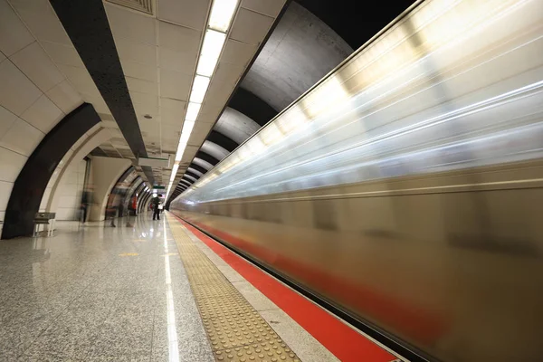 Motin Blured Metro Mueve Una Estación —  Fotos de Stock