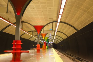 Boş bir metro istasyonunun iç görünümü