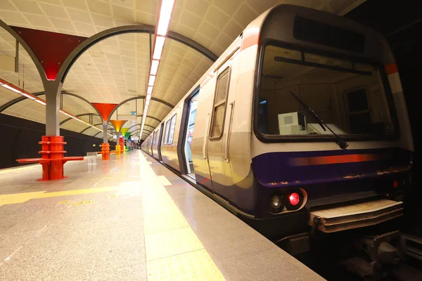 Metro Esperando Los Pasajeros Una Estación —  Fotos de Stock