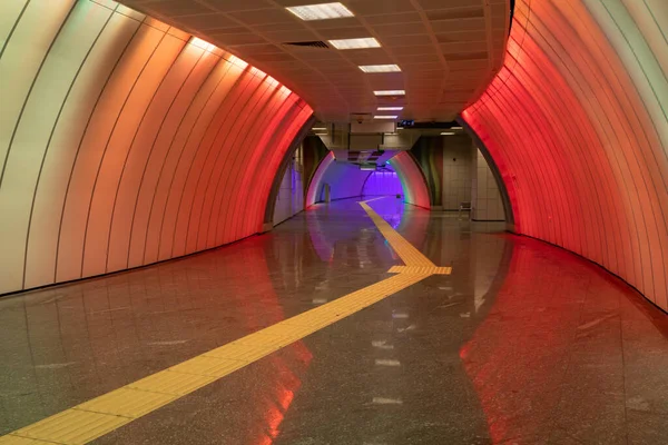 Многоцветный Современный Коридор Метро Станции Метро — стоковое фото