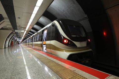 Motin Blured Metro İstasyonda Hareket Ediyor