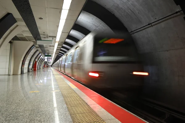 Motin Blured Metro Mueve Una Estación —  Fotos de Stock