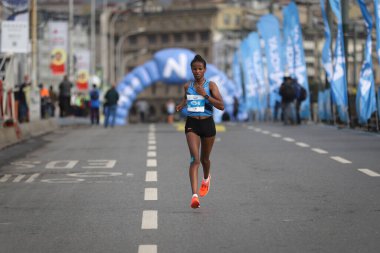 İSTANBUL, TURKEY - Kasım 08, 2020: 42 'de koşan tanımlanamayan bir atlet. Bir yarışta iki kıtayı kapsayan İstanbul maratonu.