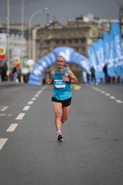 İSTANBUL, TURKEY - Kasım 08, 2020: 42 'de koşan tanımlanamayan bir atlet. Bir yarışta iki kıtayı kapsayan İstanbul maratonu.