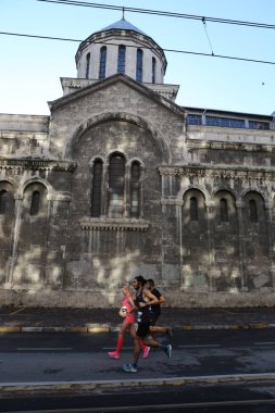 İSTANBUL, TURKEY - Kasım 08, 2020: 42 'de koşan sporcular. Bir yarışta iki kıtayı kapsayan İstanbul maratonu.