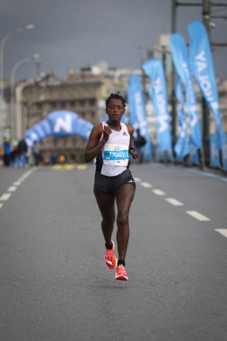 İSTANBUL, TURKEY - Kasım 08, 2020: 42 'de koşan tanımlanamayan bir atlet. Bir yarışta iki kıtayı kapsayan İstanbul maratonu.
