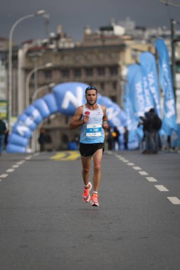 İSTANBUL, TURKEY - Kasım 08, 2020: 42 'de koşan tanımlanamayan bir atlet. Bir yarışta iki kıtayı kapsayan İstanbul maratonu.