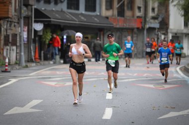 İSTANBUL, TURKEY - Kasım 08, 2020: 42 'de koşan sporcular. Bir yarışta iki kıtayı kapsayan İstanbul maratonu.