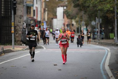 İSTANBUL, TURKEY - Kasım 08, 2020: 42 'de koşan sporcular. Bir yarışta iki kıtayı kapsayan İstanbul maratonu.