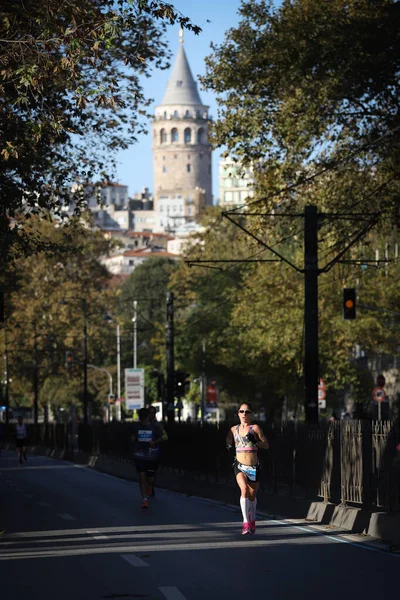 Istanbul Turkey Listopad 2020 Nieokreślony Sportowiec Biegający Maraton Stambule Który — Zdjęcie stockowe