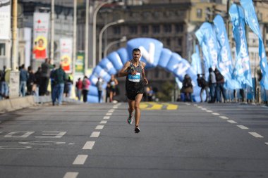 İSTANBUL, TURKEY - Kasım 08, 2020: 42 'de koşan tanımlanamayan bir atlet. Bir yarışta iki kıtayı kapsayan İstanbul maratonu.