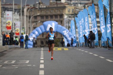 İSTANBUL, TURKEY - Kasım 08, 2020: 42 'de koşan tanımlanamayan bir atlet. Bir yarışta iki kıtayı kapsayan İstanbul maratonu.