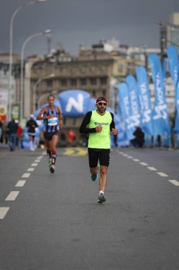 İSTANBUL, TURKEY - Kasım 08, 2020: 42 'de koşan sporcular. Bir yarışta iki kıtayı kapsayan İstanbul maratonu.
