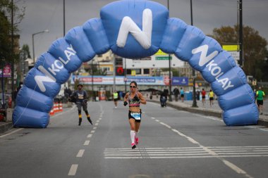 İSTANBUL, TURKEY - Kasım 08, 2020: 42 'de koşan tanımlanamayan bir atlet. Bir yarışta iki kıtayı kapsayan İstanbul maratonu.