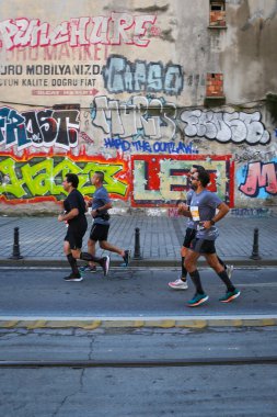 İSTANBUL, TURKEY - Kasım 08, 2020: 42 'de koşan sporcular. Bir yarışta iki kıtayı kapsayan İstanbul maratonu.