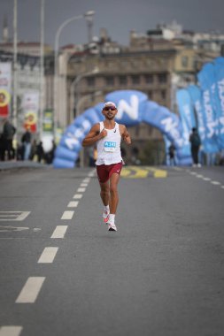 İSTANBUL, TURKEY - Kasım 08, 2020: 42 'de koşan tanımlanamayan bir atlet. Bir yarışta iki kıtayı kapsayan İstanbul maratonu.
