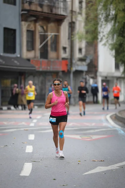 Istanbul Turkey Marraskuu 2020 Urheilijat Käynnissä Istanbulin Maraton Johon Kuuluu — kuvapankkivalokuva