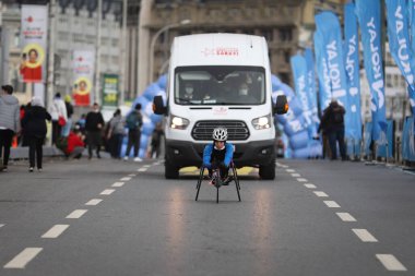 İSTANBUL, TURKEY - Kasım 08, 2020: 42 'de felçli sporcu. Bir yarışta iki kıtayı kapsayan İstanbul maratonu.