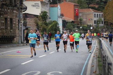 İSTANBUL, TURKEY - Kasım 08, 2020: 42 'de koşan sporcular. Bir yarışta iki kıtayı kapsayan İstanbul maratonu.