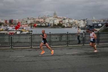 İSTANBUL, TURKEY - Kasım 08, 2020: 42 'de koşan sporcular. Bir yarışta iki kıtayı kapsayan İstanbul maratonu.