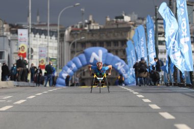 İSTANBUL, TURKEY - Kasım 08, 2020: 42 'de felçli sporcu. Bir yarışta iki kıtayı kapsayan İstanbul maratonu.
