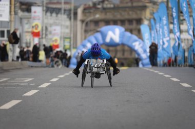 İSTANBUL, TURKEY - Kasım 08, 2020: 42 'de felçli sporcu. Bir yarışta iki kıtayı kapsayan İstanbul maratonu.