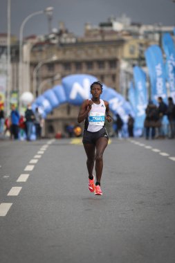 İSTANBUL, TURKEY - Kasım 08, 2020: 42 'de koşan tanımlanamayan bir atlet. Bir yarışta iki kıtayı kapsayan İstanbul maratonu.
