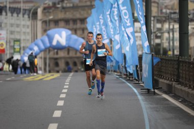 İSTANBUL, TURKEY - Kasım 08, 2020: 42 'de koşan sporcular. Bir yarışta iki kıtayı kapsayan İstanbul maratonu.