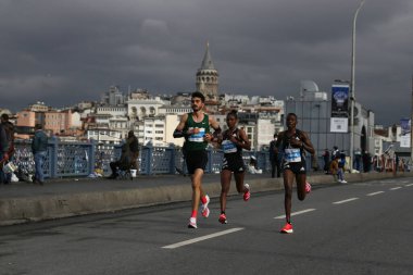 İSTANBUL, TURKEY - Kasım 08, 2020: 42 'de koşan sporcular. Bir yarışta iki kıtayı kapsayan İstanbul maratonu.