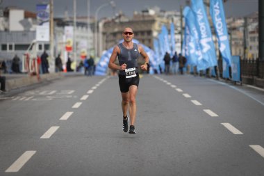 İSTANBUL, TURKEY - Kasım 08, 2020: 42 'de koşan tanımlanamayan bir atlet. Bir yarışta iki kıtayı kapsayan İstanbul maratonu.