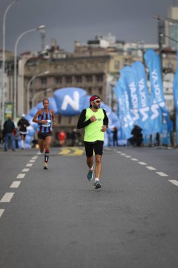 İSTANBUL, TURKEY - Kasım 08, 2020: 42 'de koşan sporcular. Bir yarışta iki kıtayı kapsayan İstanbul maratonu.