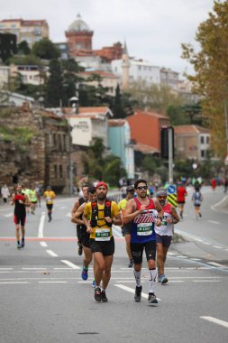 İSTANBUL, TURKEY - Kasım 08, 2020: 42 'de koşan sporcular. Bir yarışta iki kıtayı kapsayan İstanbul maratonu.