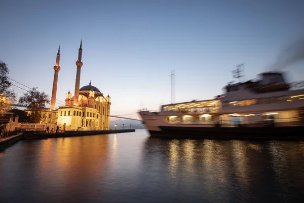トルコのイスタンブールにあるOrtakoy Buyuk Mecidiye Mosque — ストック写真