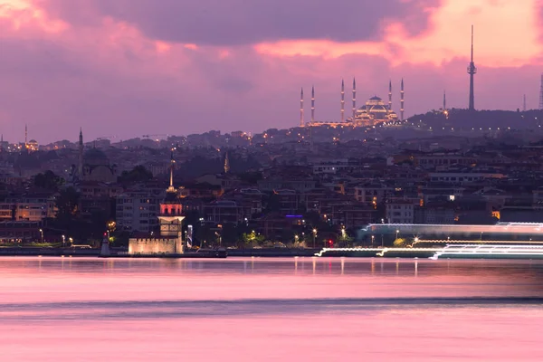 土耳其伊斯坦布尔市的少女塔和Camlica清真寺 — 图库照片