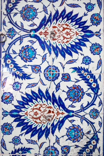 青と赤の色と伝統的なトルコのブルータイルの詳細 — ストック写真