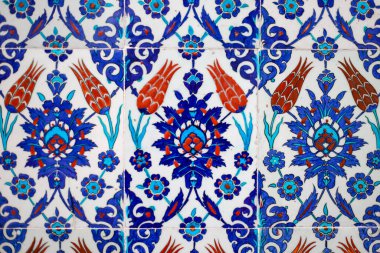 Geleneksel Türk Mavi Döşemesinin Mavi ve Kırmızı Renkli Detayları